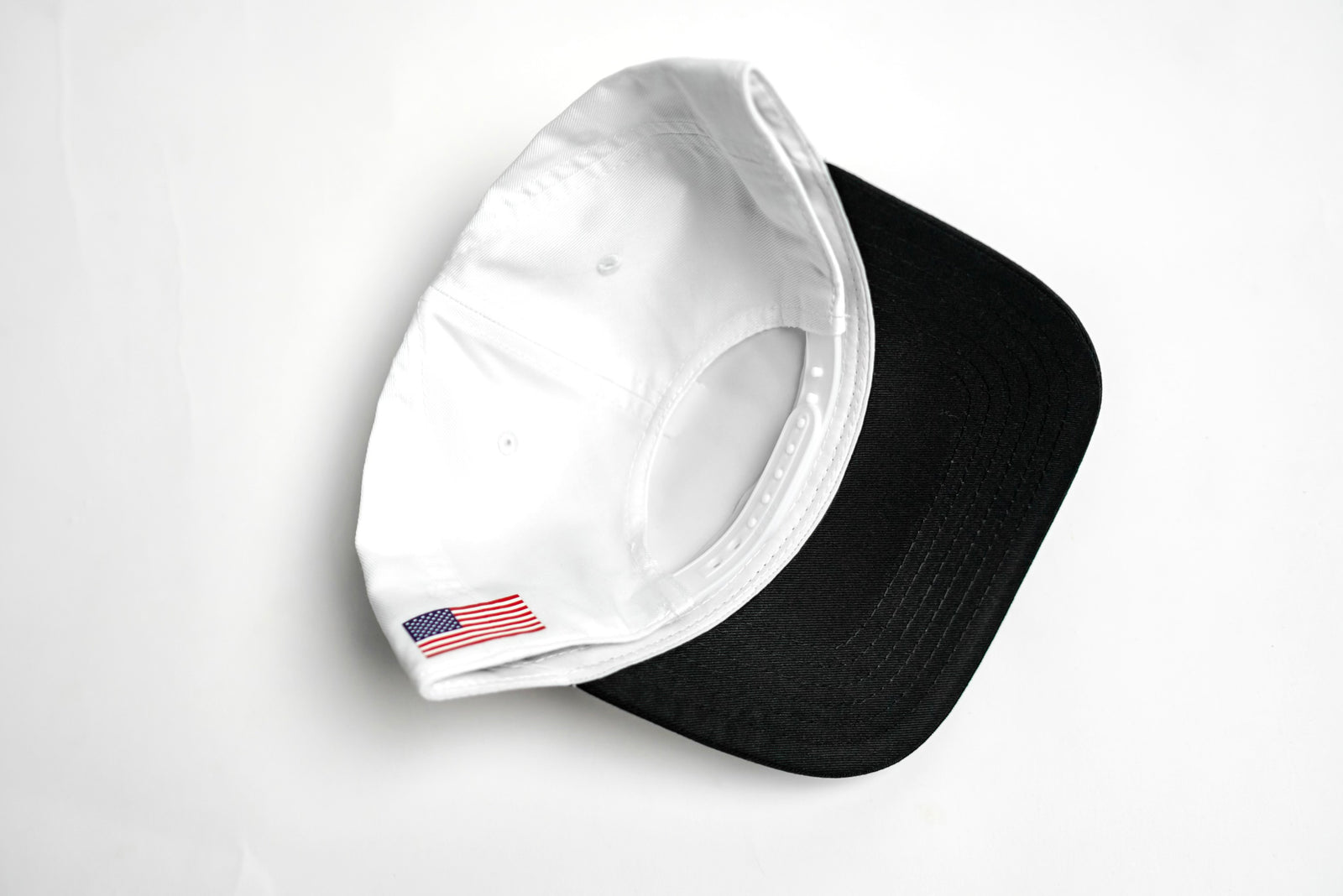 Live Fit. 5 Panel Snapback - White / Black